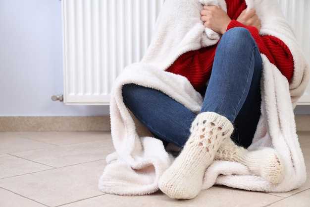 Почему человек может ощущать холодные конечности даже в теплом помещении?